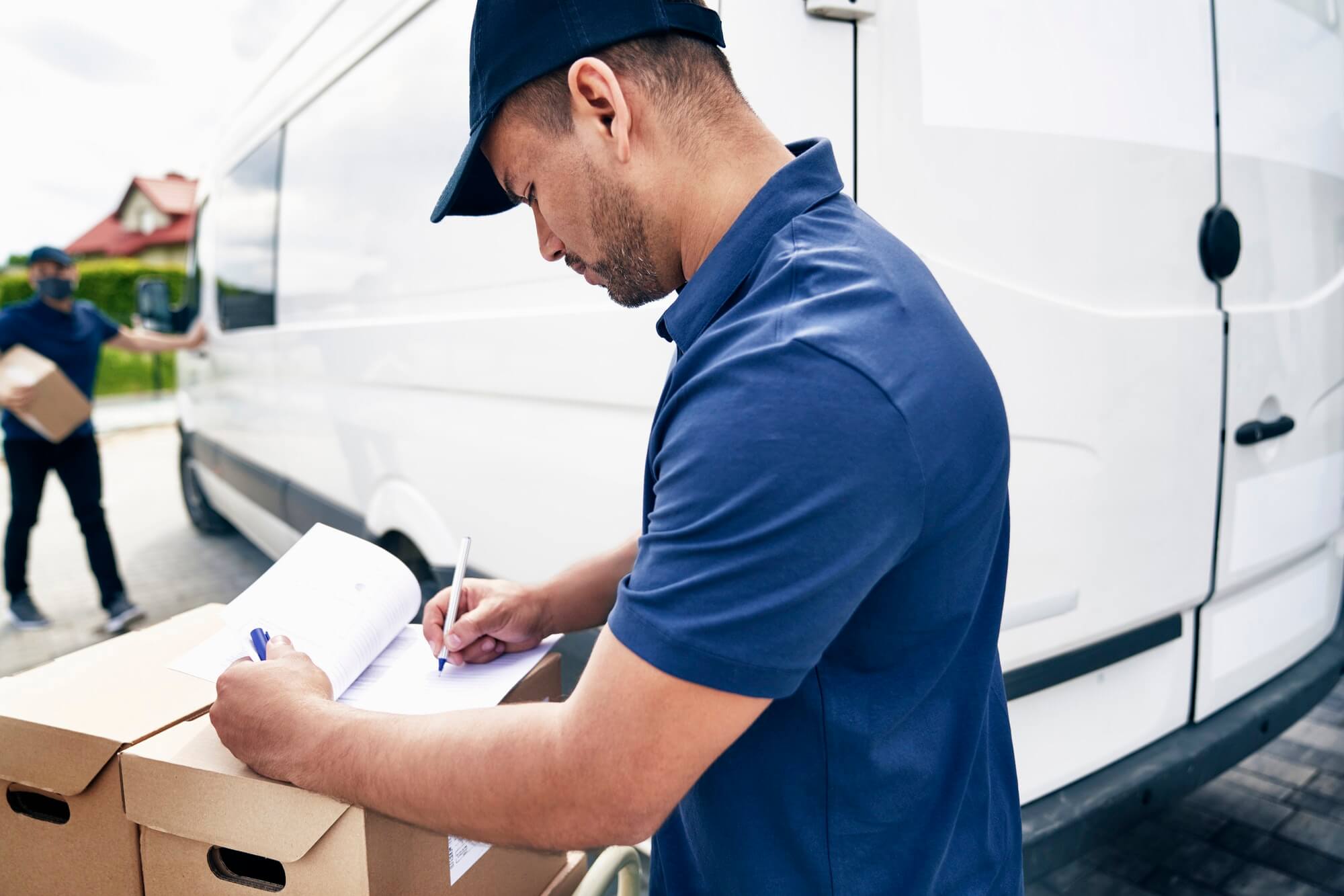 courier-writes-out-the-receipt-of-the-package-1